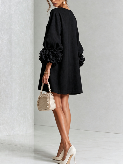 Vestido Mini Negro Floral con Botones y Mangas Florales Extravagantes
