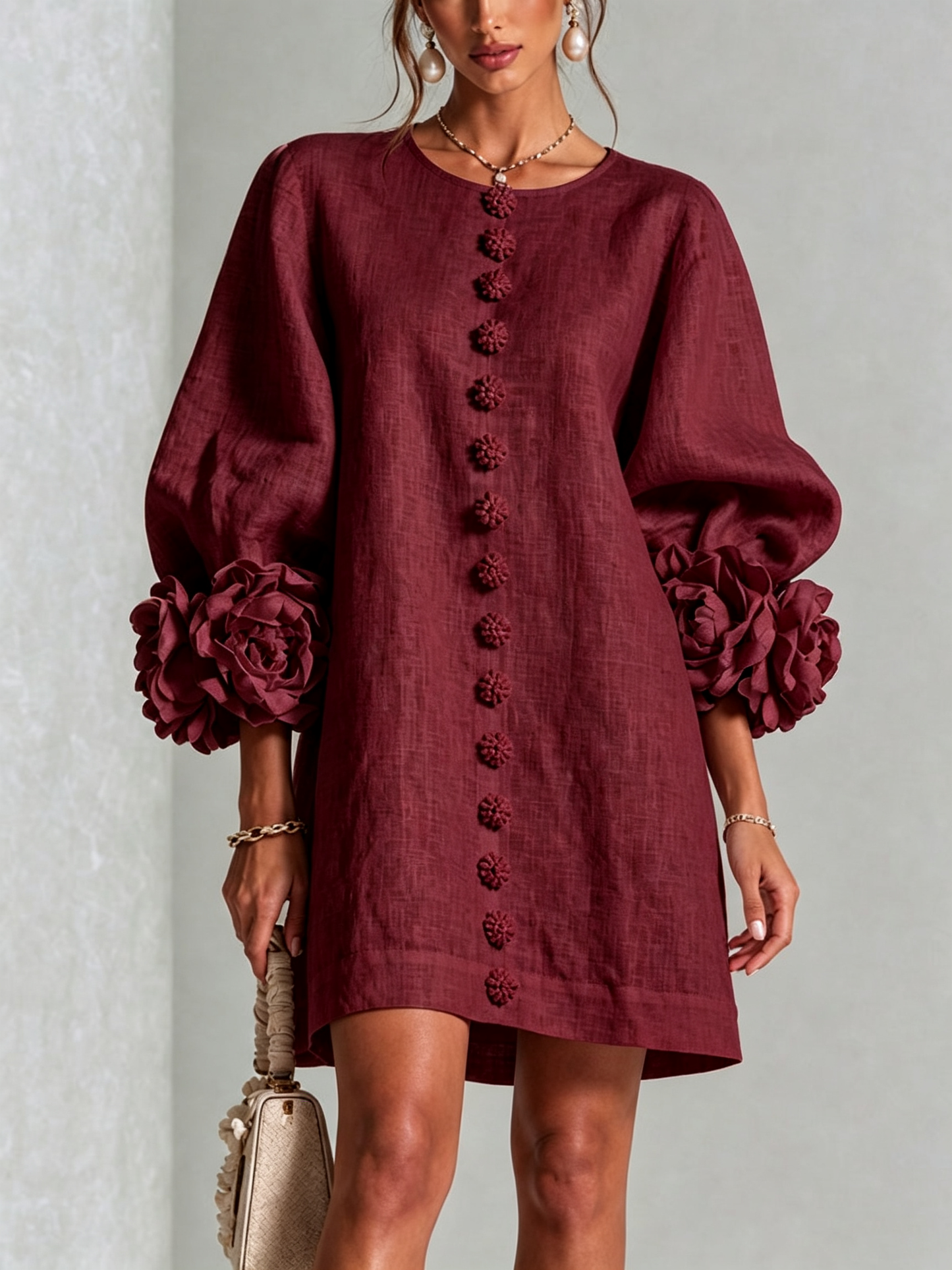 Vestido Mini Burdeos con Botones de Flores y Mangas Florales Extravagantes
