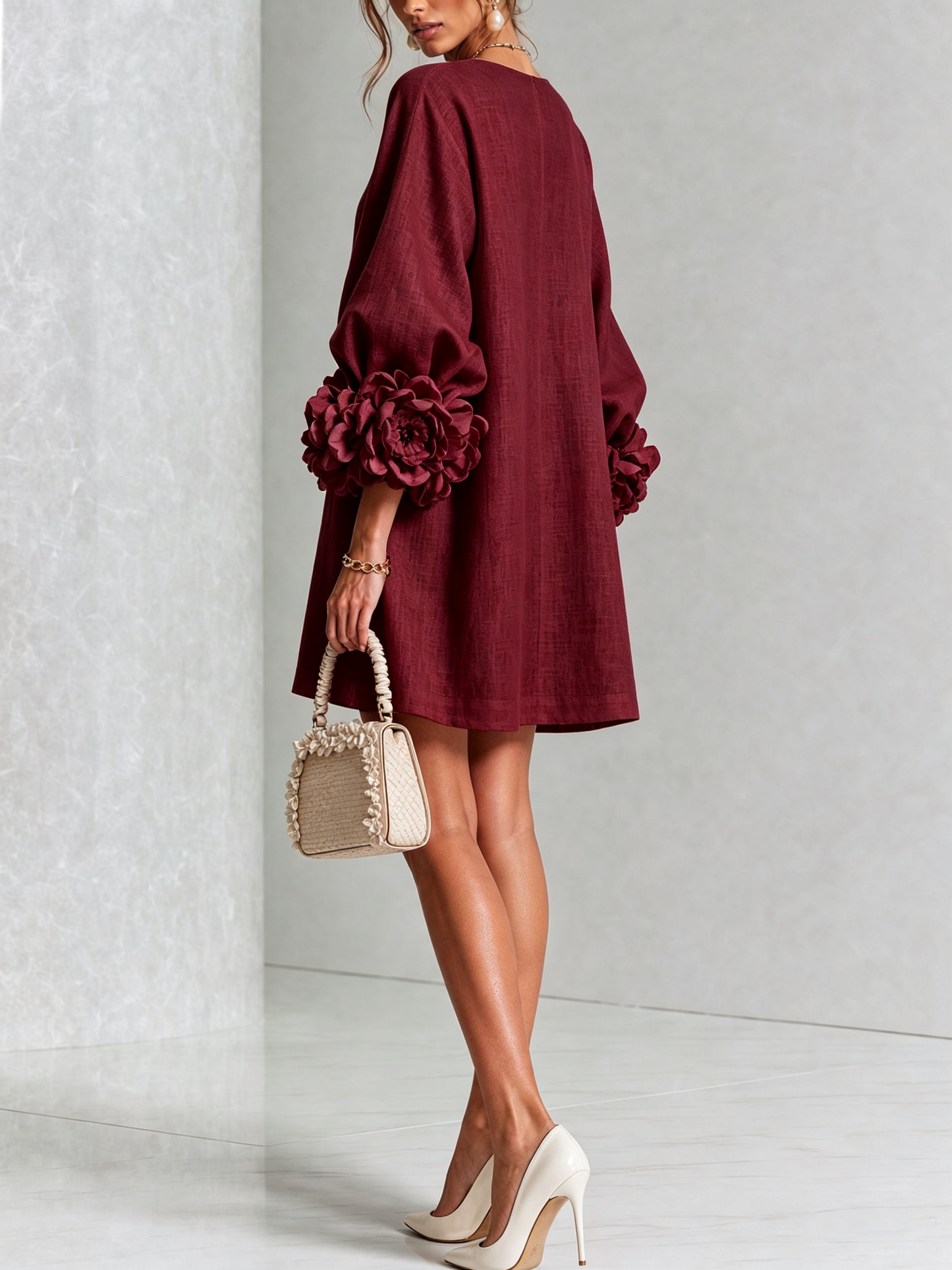 Vestido Mini Burdeos con Botones de Flores y Mangas Florales Extravagantes