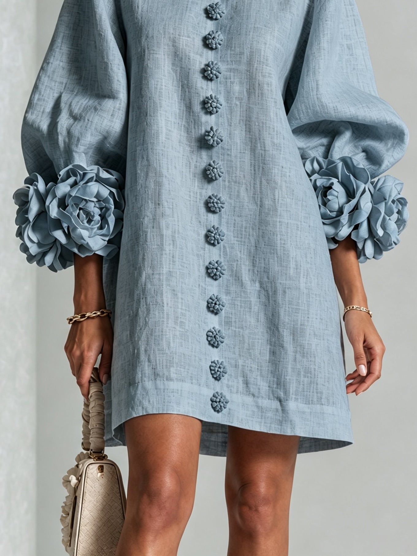 Vestido Mini Azul Empolvado con Botones de Flores y Mangas Florales Extravagantes