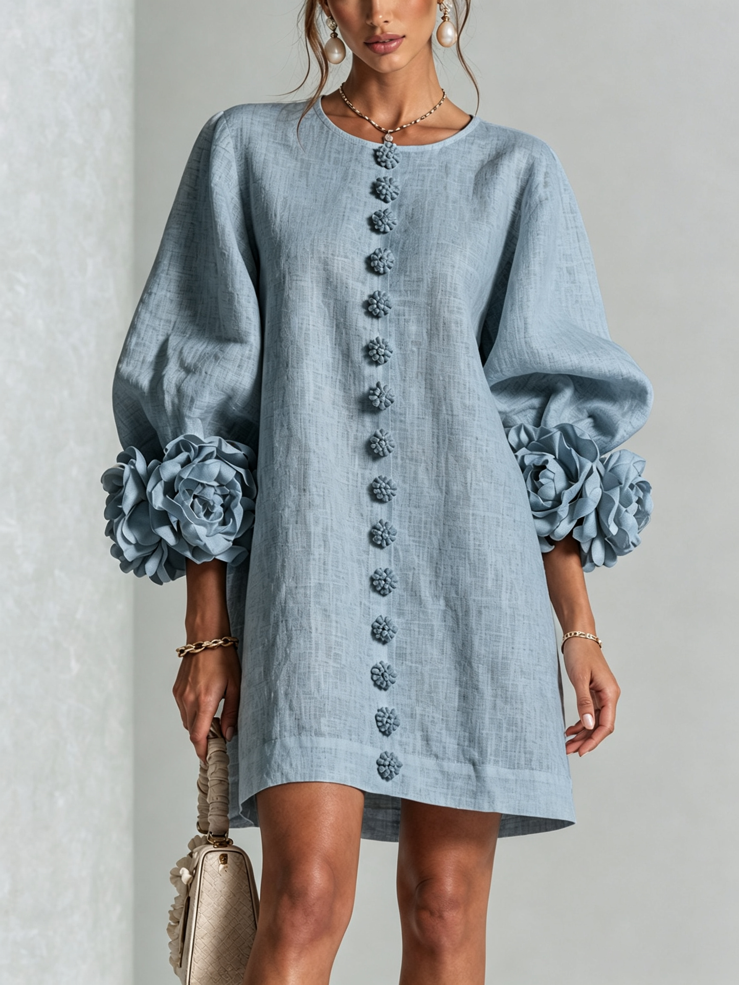 Vestido Mini Azul Empolvado con Botones de Flores y Mangas Florales Extravagantes