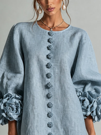 Vestido Mini Azul Empolvado con Botones de Flores y Mangas Florales Extravagantes