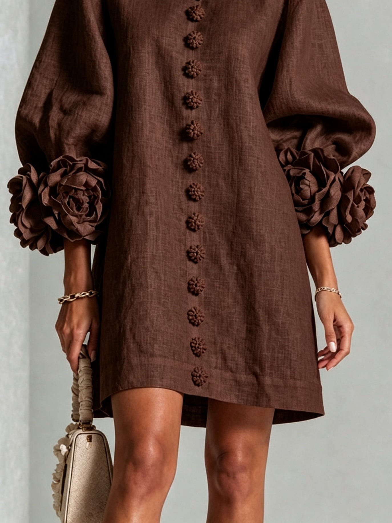 Vestido Mini Marrón con Botones de Flores y Mangas Florales Extravagantes