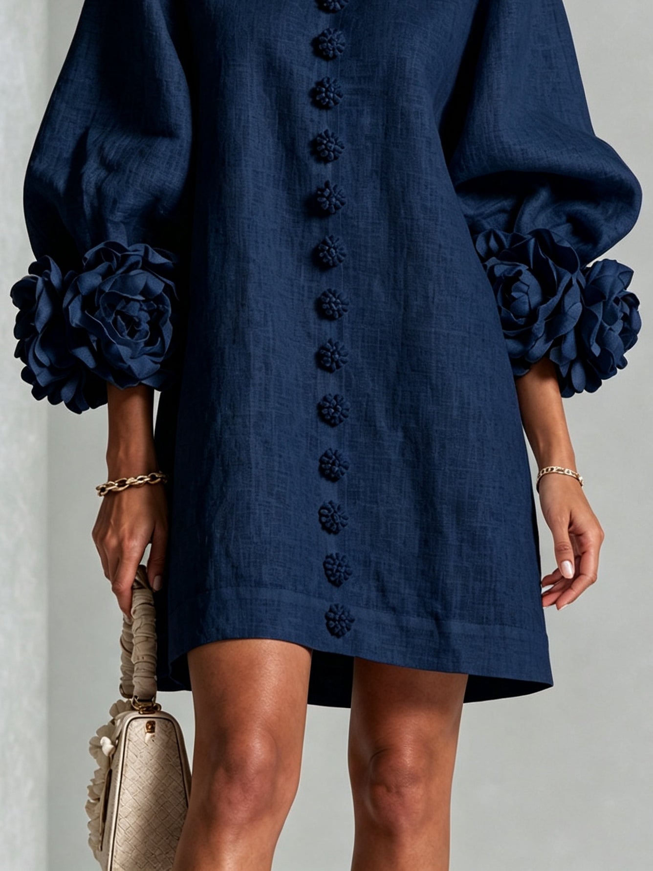 Vestido Mini Azul Marino con Botones de Flores y Mangas Florales Extravagantes