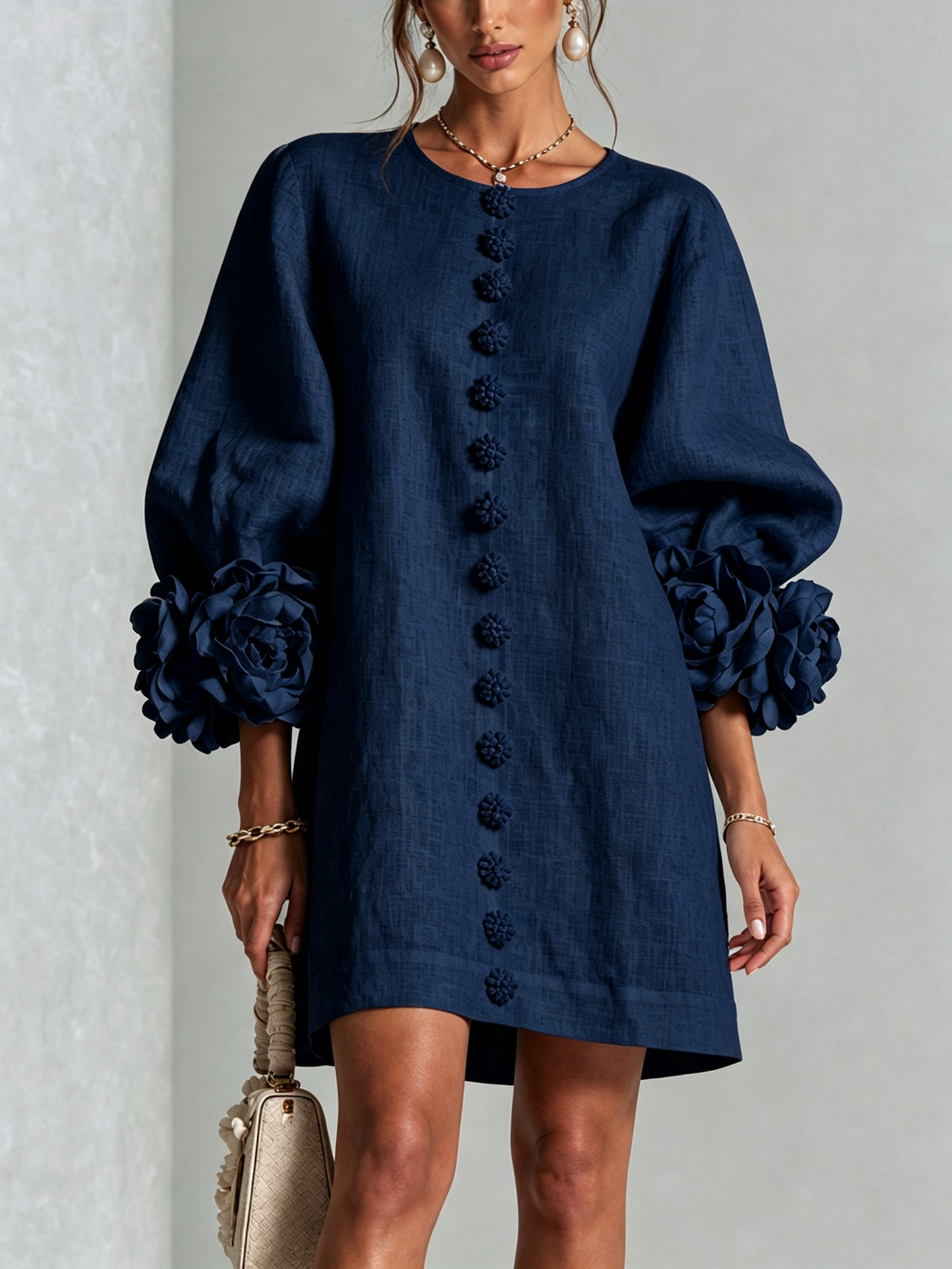 Vestido Mini Azul Marino con Botones de Flores y Mangas Florales Extravagantes