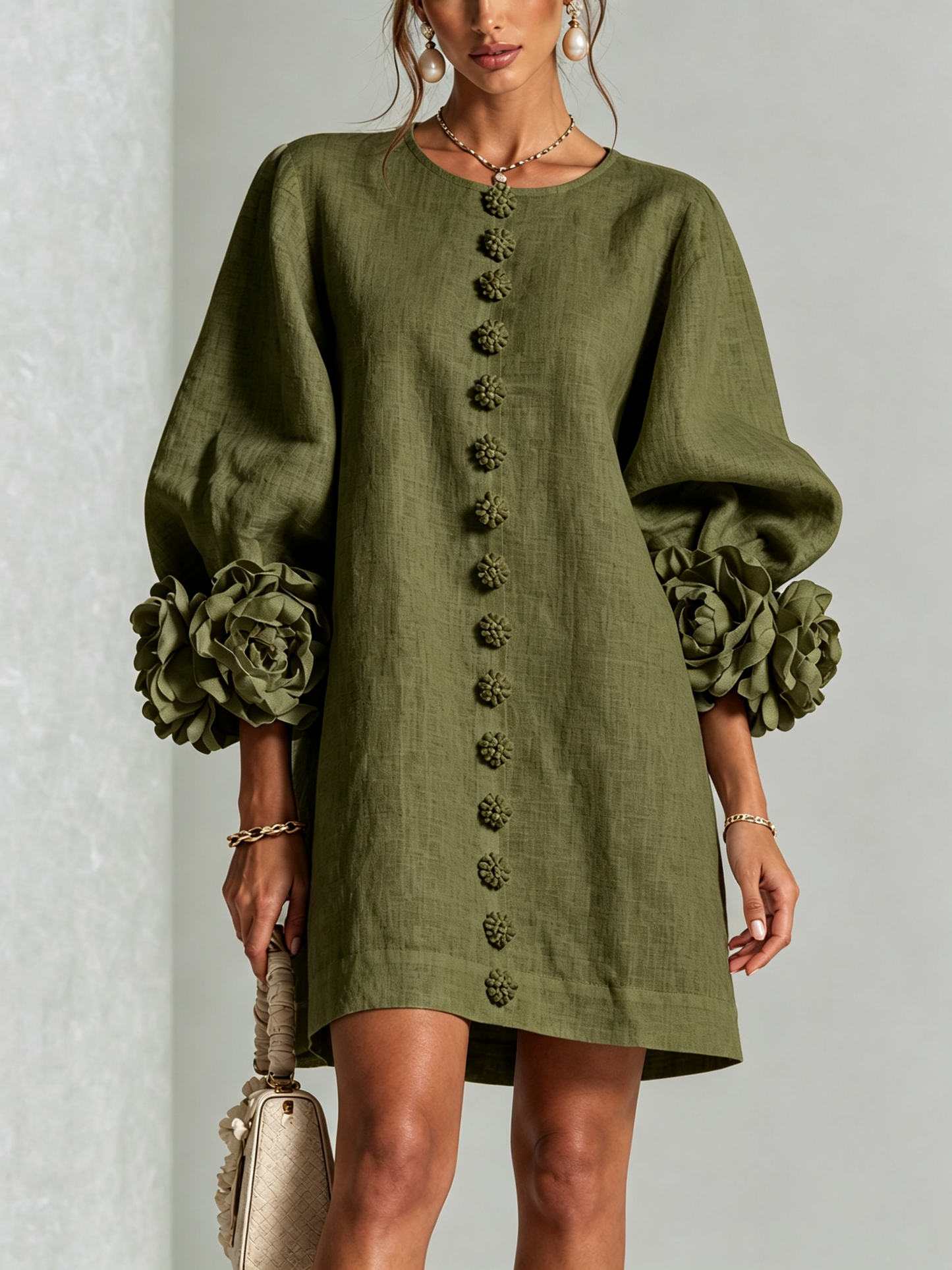 Gaia | Vestido Mini de Lino con Puños de Rosas, Verde Oliva