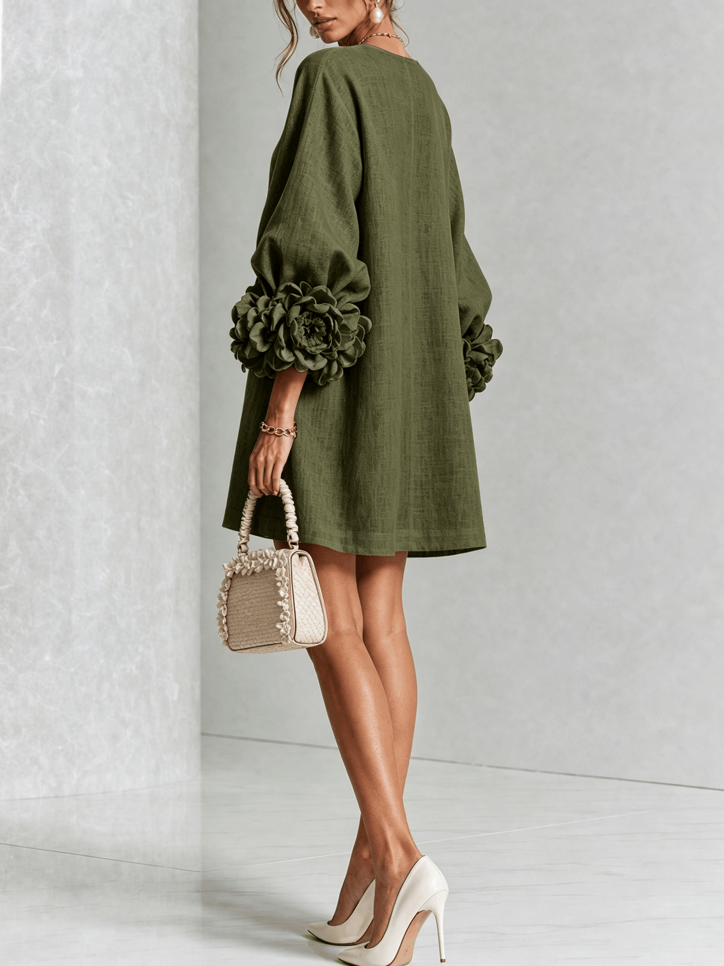 Vestido Mini Blanco con Botones de Flores y Mangas Florales Extravagantes