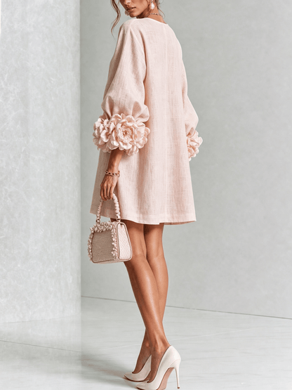 Vestido Mini Blanco con Botones de Flores y Mangas Florales Extravagantes