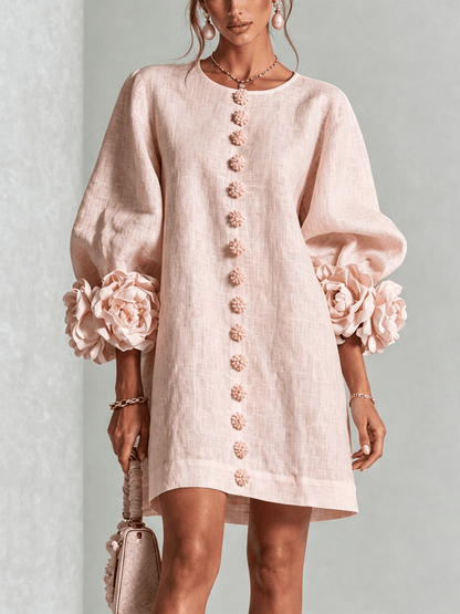 Vestido Mini Blanco con Botones de Flores y Mangas Florales Extravagantes