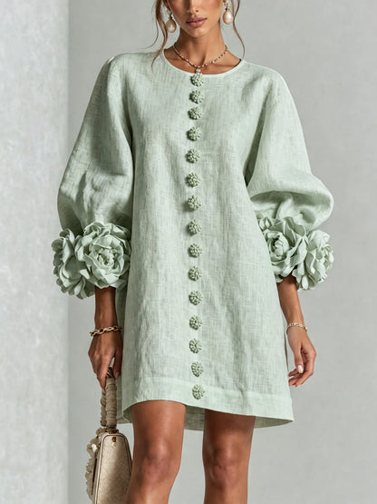 Vestido Mini Blanco con Botones de Flores y Mangas Florales Extravagantes