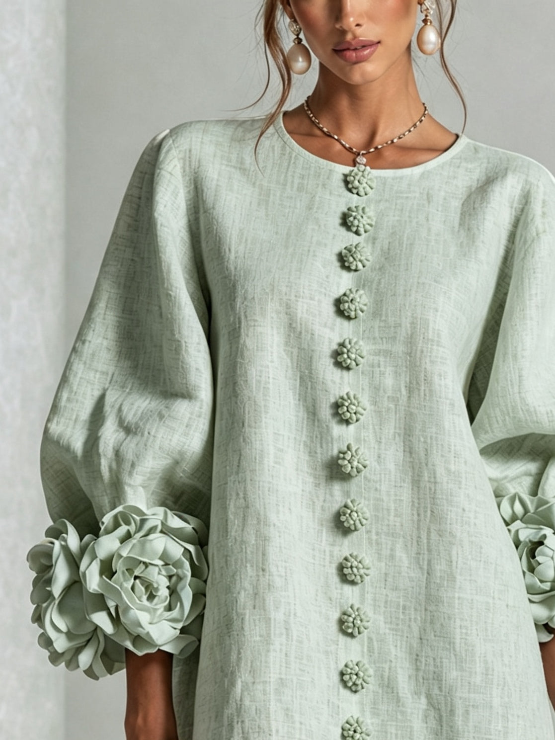 Vestido Mini Verde Salvia Místico con Botones de Flores y Mangas Florales Extravagantes