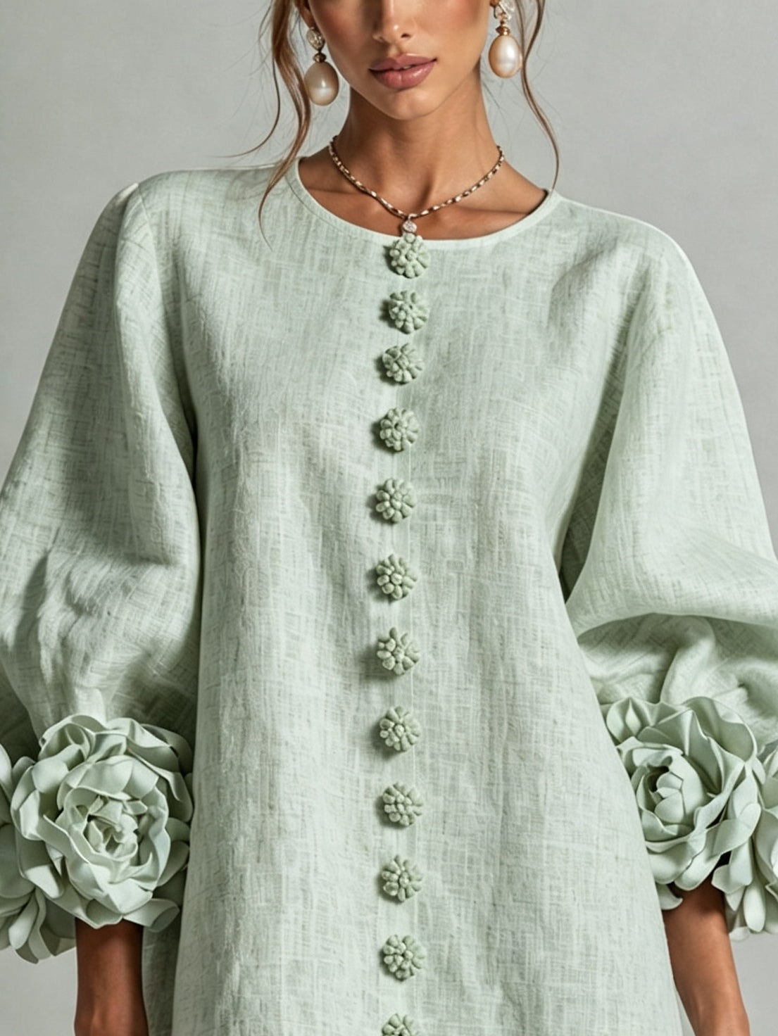 Vestido Mini Verde Salvia Místico con Botones de Flores y Mangas Florales Extravagantes