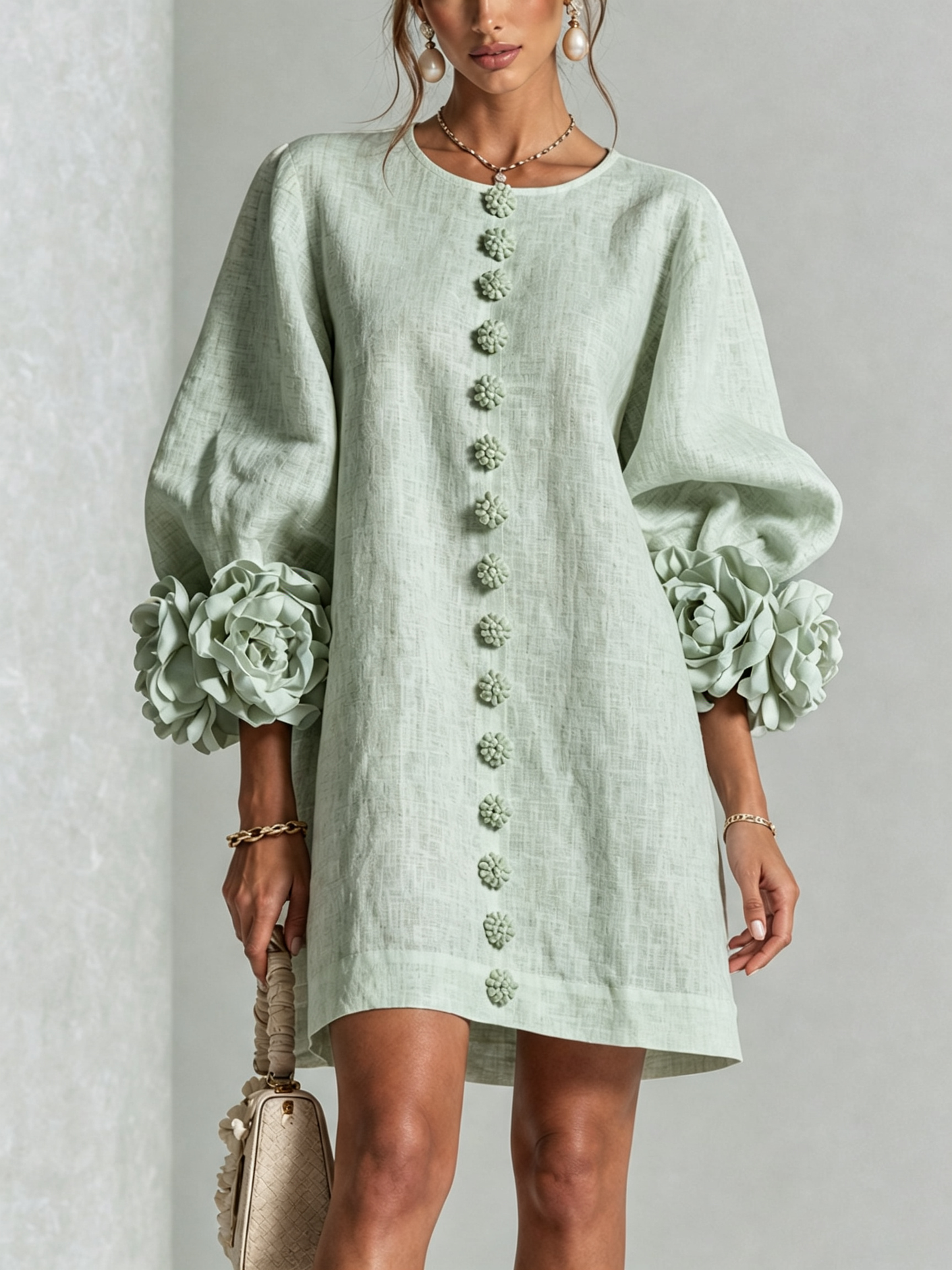 Vestido Mini Verde Salvia Místico con Botones de Flores y Mangas Florales Extravagantes