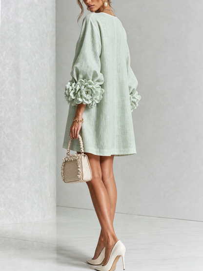 Vestido Mini Verde Salvia Místico con Botones de Flores y Mangas Florales Extravagantes