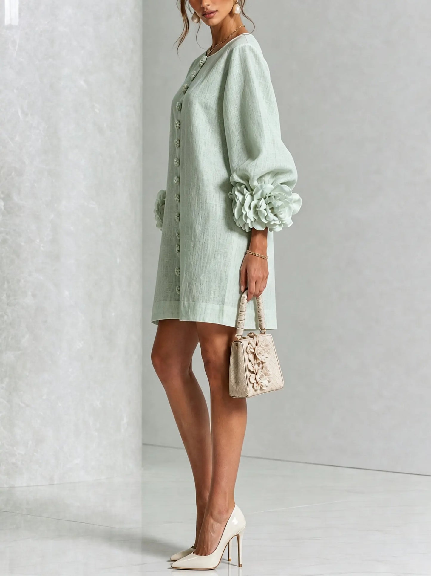 Vestido Mini Blanco con Botones de Flores y Mangas Florales Extravagantes