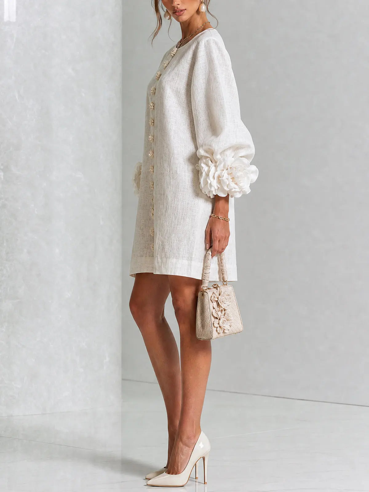 Vestido Mini Blanco con Botones de Flores y Mangas Florales Extravagantes