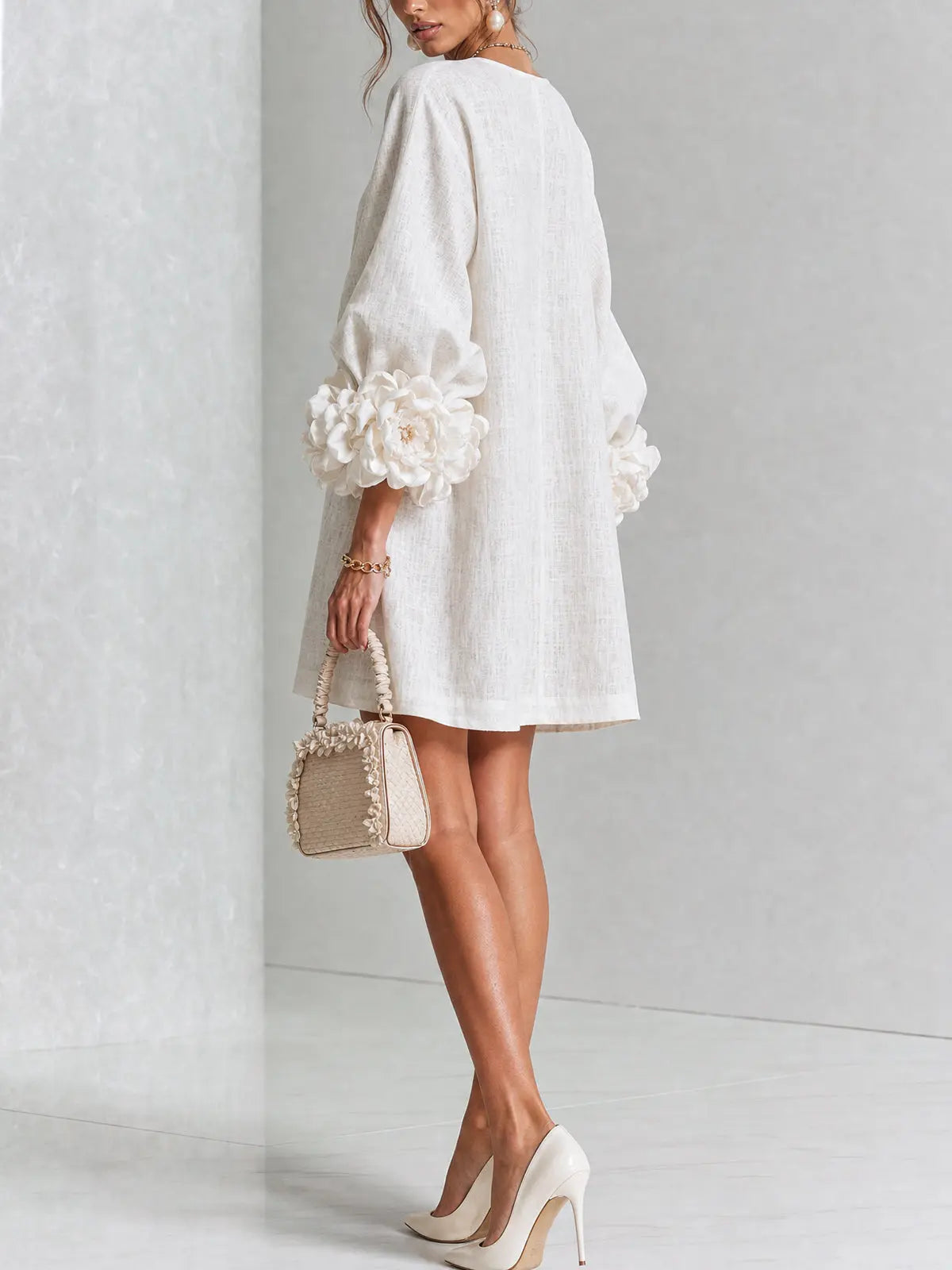 Vestido Mini Blanco con Botones de Flores y Mangas Florales Extravagantes