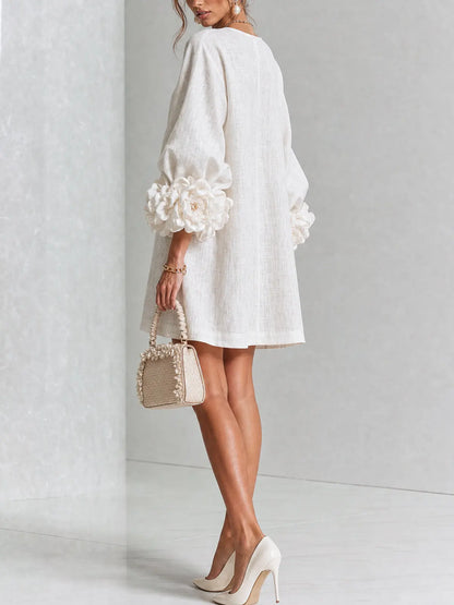 Vestido Mini Blanco con Botones de Flores y Mangas Florales Extravagantes