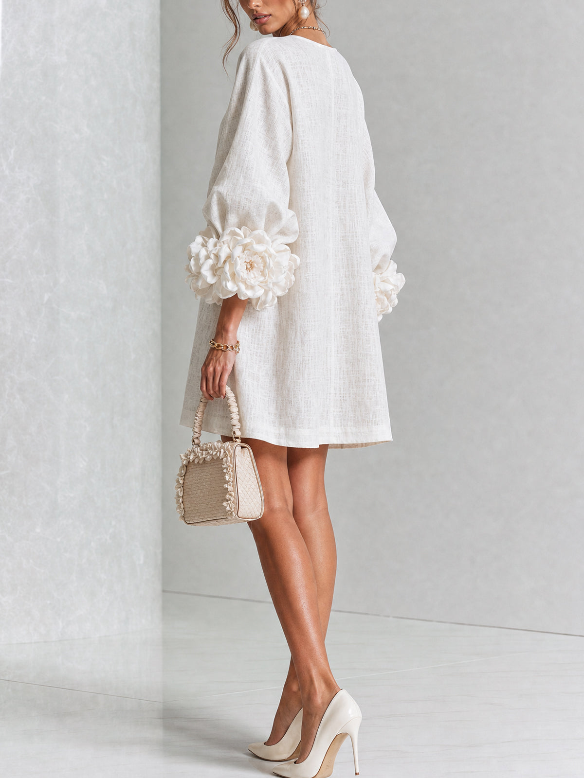 Chiara | Vestido Mini de Lino con Puños de Rosas, Blanco Marfil
