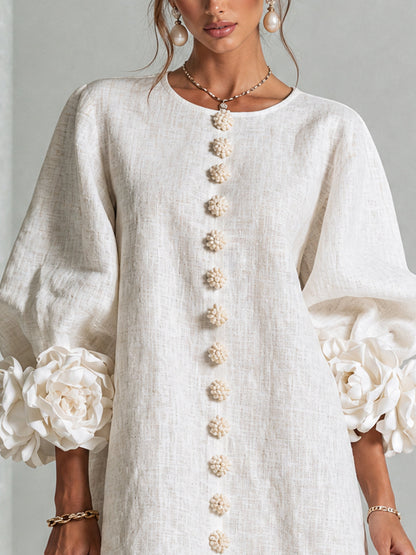 Vestido Mini Blanco con Botones de Flores y Mangas Florales Extravagantes