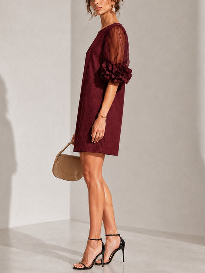 Vestido Mini de Organza Burdeos con Mangas Globo y Cuello Floral