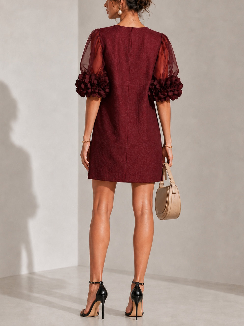 Vestido Mini de Organza Burdeos con Mangas Globo y Cuello Floral