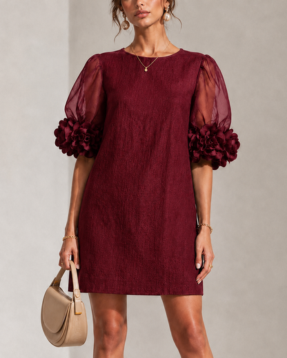 Vestido Mini de Organza Burdeos con Mangas Globo y Cuello Floral