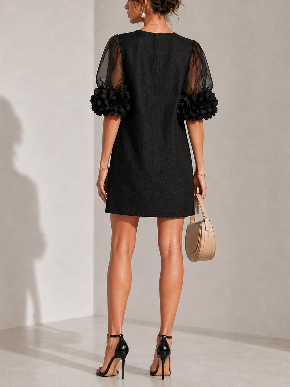 Vestido Mini de Organza Negra con Mangas Globo y Puños Florales Extraordinarios