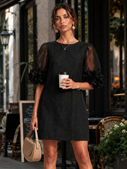 Vestido Mini de Organza Negra con Mangas Globo y Puños Florales Extraordinarios