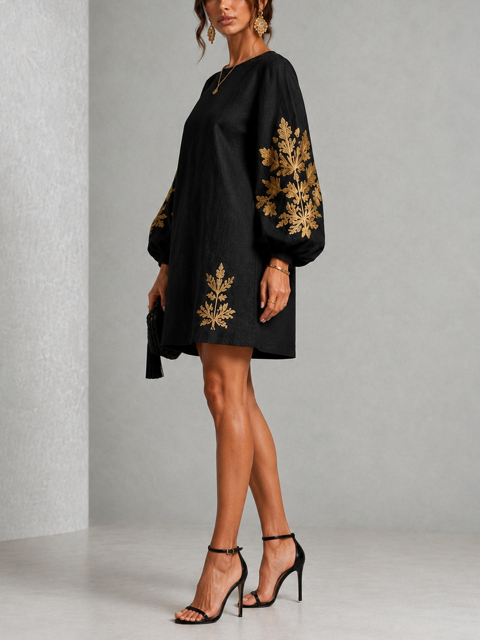 Vestido Mini Negro Estampado en Dorado con Cuello Redondo y Mangas de Farol