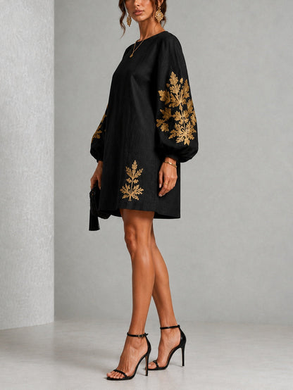 Vestido Mini Negro Estampado en Dorado con Cuello Redondo y Mangas de Farol