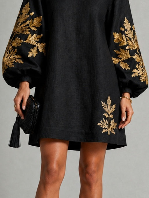Vestido Mini Negro Estampado en Dorado con Cuello Redondo y Mangas de Farol