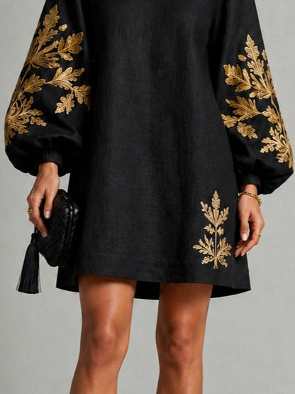 Vestido Mini Negro Estampado en Dorado con Cuello Redondo y Mangas de Farol