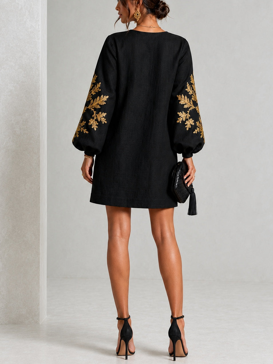 Vestido Mini Negro Estampado en Dorado con Cuello Redondo y Mangas de Farol