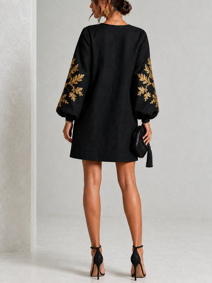 Vestido Mini Negro Estampado en Dorado con Cuello Redondo y Mangas de Farol
