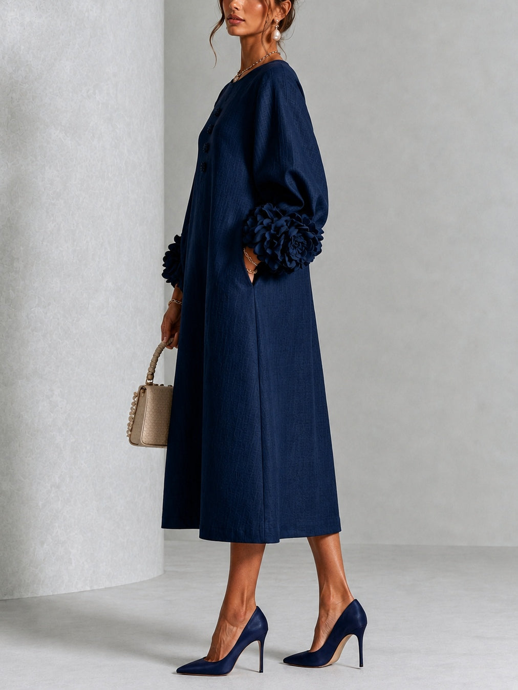 Vestido Midi Azul Navy con Botones de Flores y Mangas Florales Extravagantes