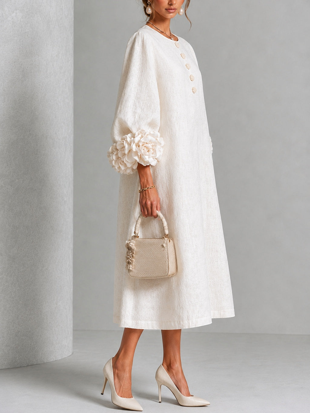 Vestido Midi Blanco con Botones de Flores y Mangas Decoradas