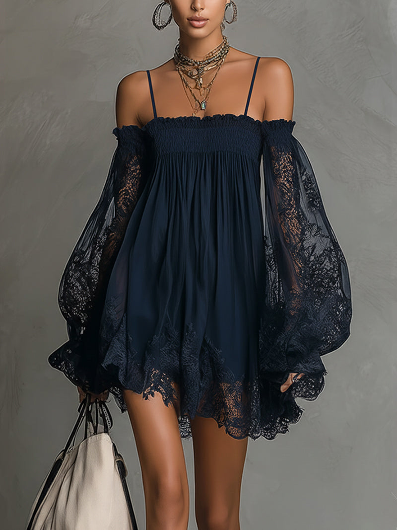 Noemi | Vestido mini de gasa azul navy con escote de hombros descubiertos, ribete de encaje y mangas transparentes