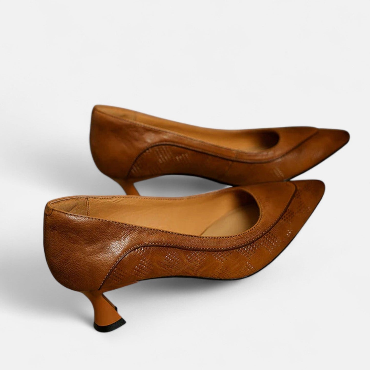 Amara | Zapatos de Tacón en Piel Auténtica con Textura Grabada y Tacón Kitten