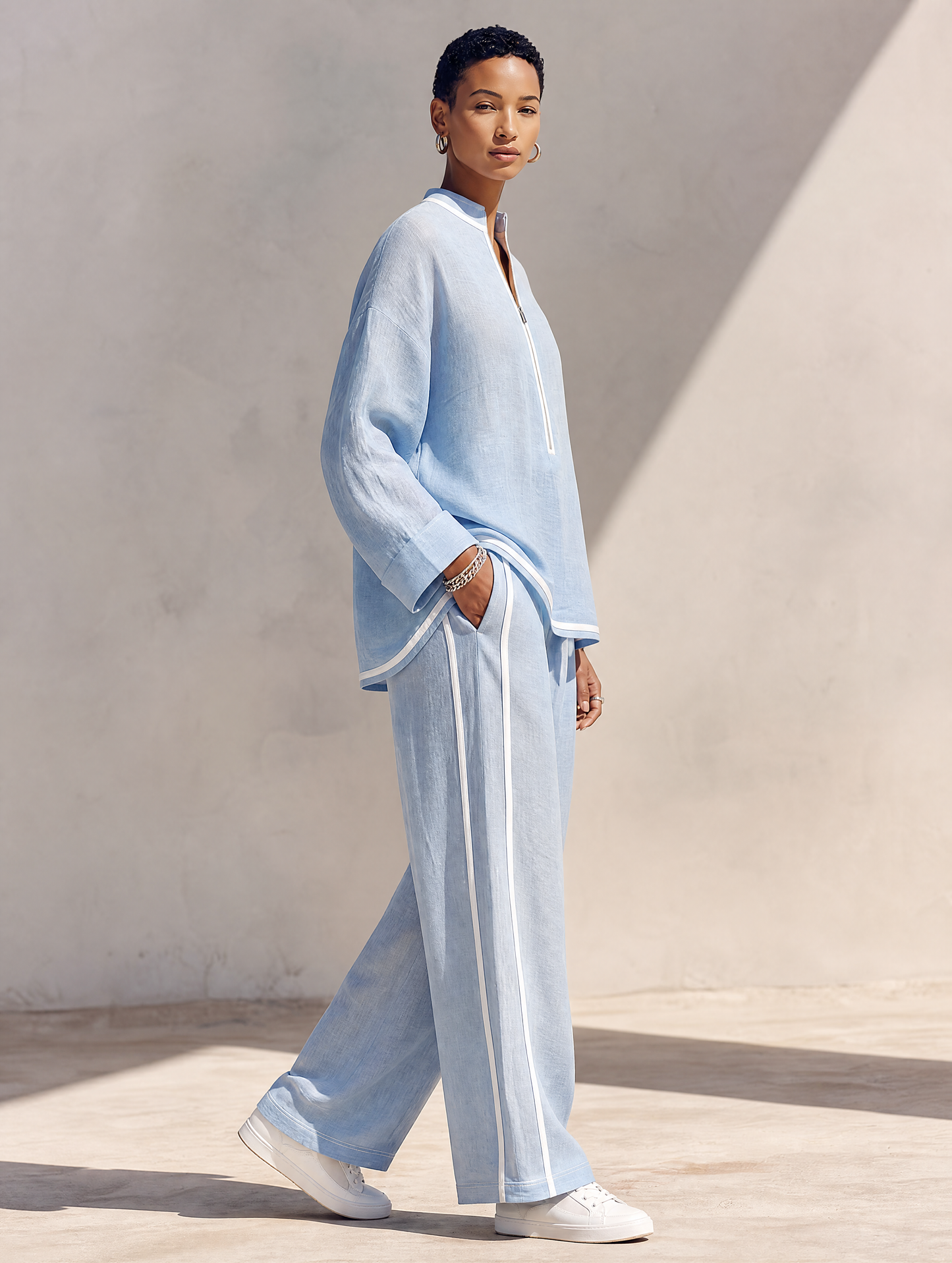Conjunto de Mujer en Lino Azul Claro con Cuello Alto, Media Cremallera, Top Oversize y Pantalón de Pierna Ancha
