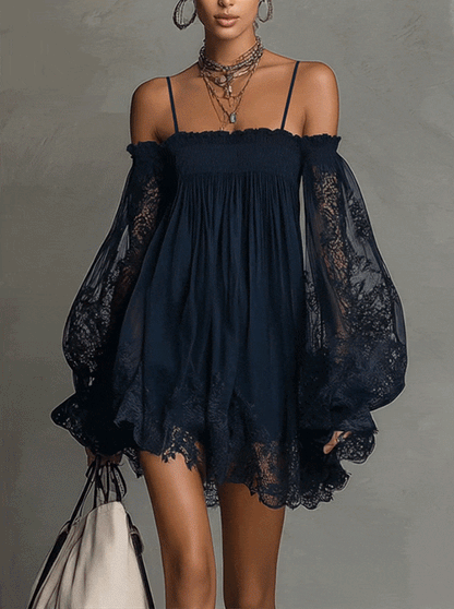 Noemi | Vestido mini de gasa azul navy con escote de hombros descubiertos, ribete de encaje y mangas transparentes
