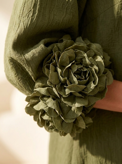 Gaia | Vestido Mini de Lino con Puños de Rosas, Verde Oliva