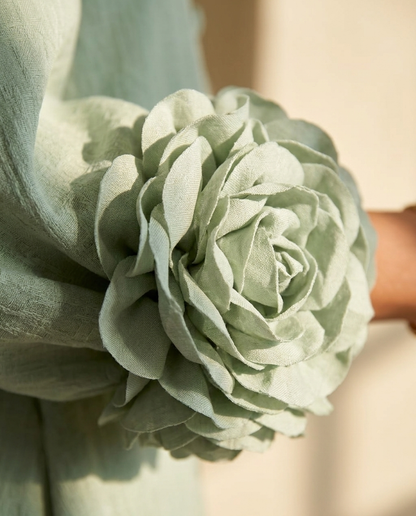 Delia | Vestido Mini de Lino con Puños de Rosas, Verde Salvia