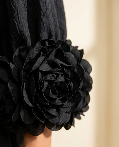 Cecilia | Vestido Mini de Lino con Puños de Rosas, Negro Clásico